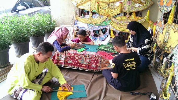 menyobek-wau wau-making
