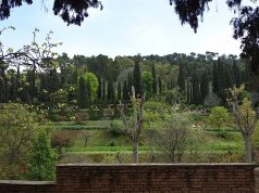 Istana Generalife Al-Hambra di Granada, Sepanyol. Tamannya Punyalah Indah, dikuasai Pokok Cemara (Pine)